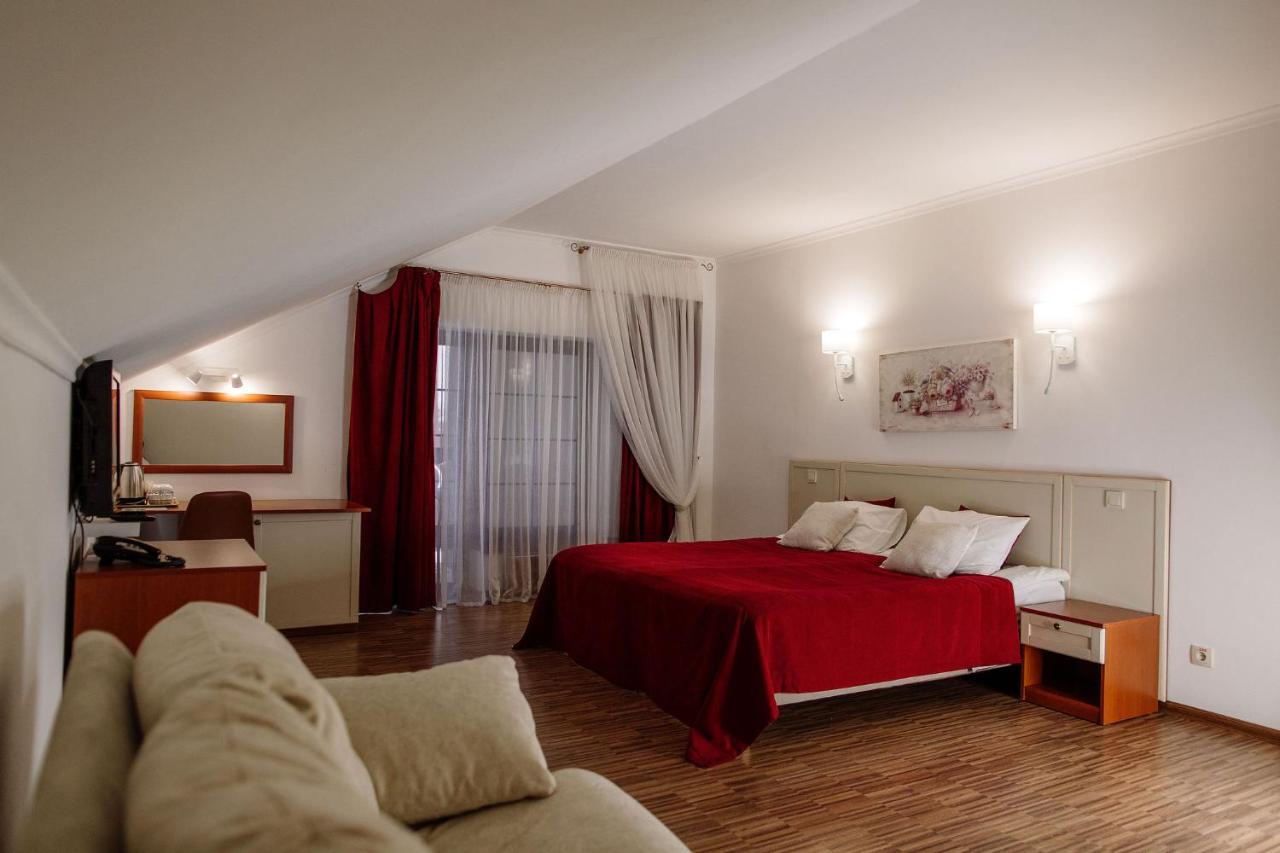 Veselyj Zajets Hotel Pirnove Екстериор снимка